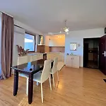Coroni 3 - Jacuzzi & Terasa Panoramica * Braşov