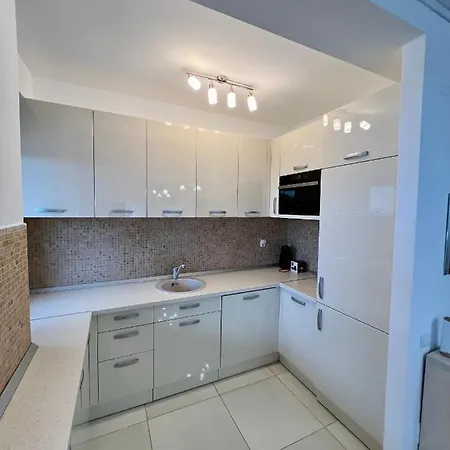 Coroni Apart 3 - Jacuzzi & Terasa Panoramica Brasov דירה בראשוב