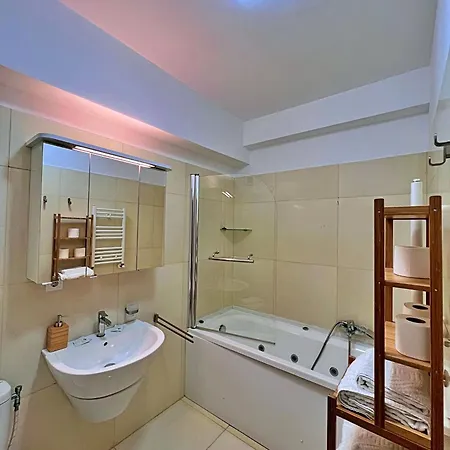 Coroni Apart 3 - Jacuzzi & Terasa Panoramica Brasov דירה בראשוב