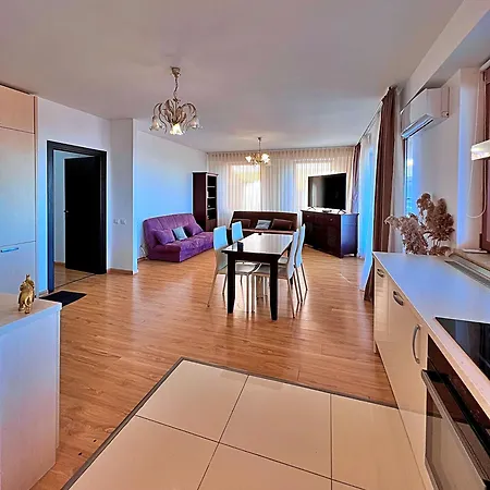 Coroni Apart 3 - Jacuzzi & Terasa Panoramica Brasov דירה בראשוב